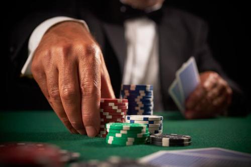 心理学者ポーカーに強い：カードの裏に隠された心理戦