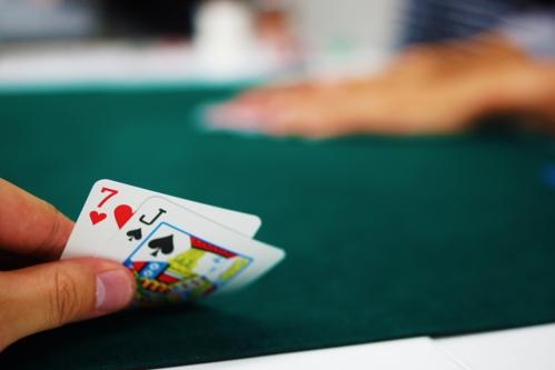 心理学者ポーカーに強い：カードの裏に隠された心理戦